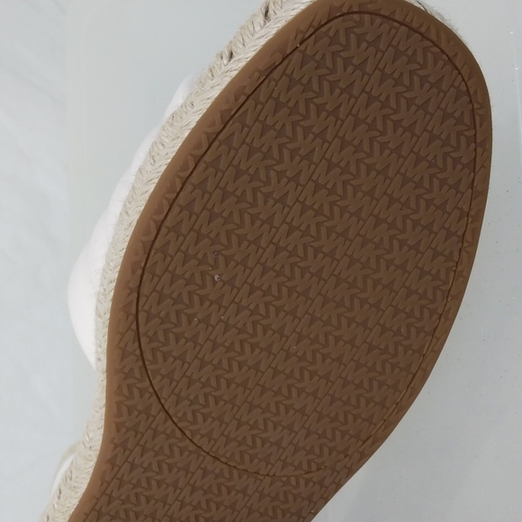 NWOT- Michael Kors Quilted Slides- 9 - Picture 7 of 11